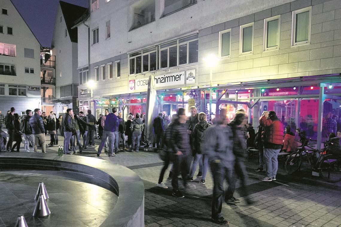 Späte Sperrstunde soll Stadt beleben Länger draußen feiern? Was für Anwohner nicht unbedingt attraktiv klingt, könnte bei Gastronomen die Kassen klingeln lassen und die Stadt zum Lebensmittelpunkt machen. Archivfoto: A. Becher