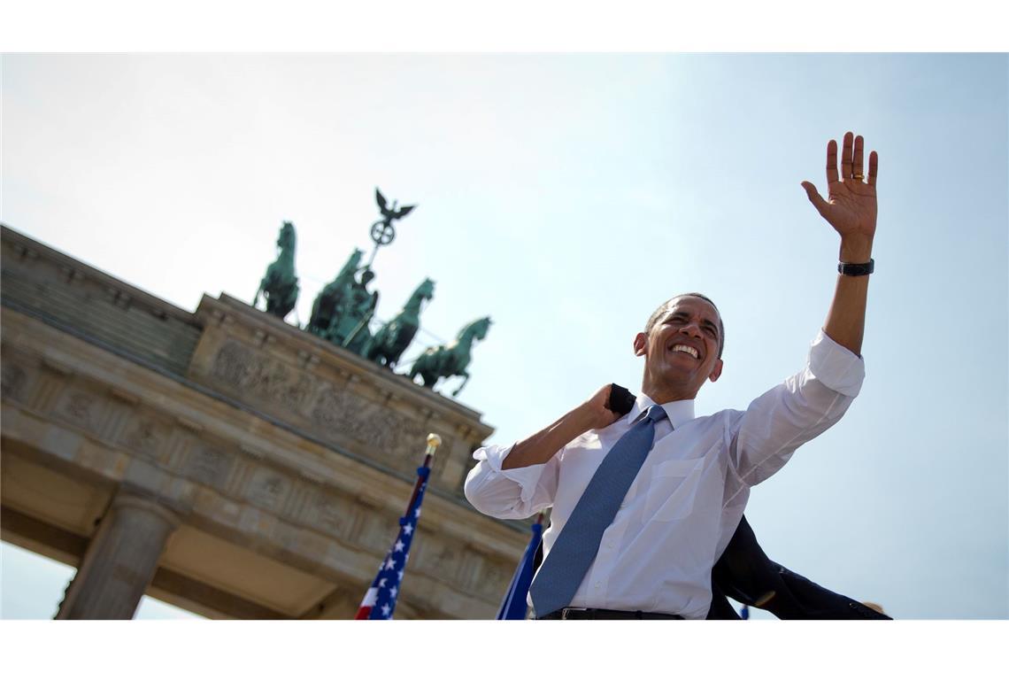 Lässig in der Sommerhitze: Obama hält 2013 vor dem Brandenburger Tor eine Rede. (Archivbild)