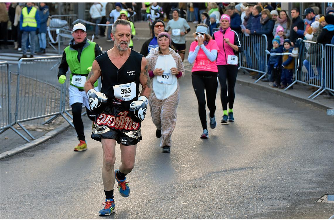 Läufer Karlheinz boxte sich durch den Lauf. Silvesterlauf 2024 in Backnang. SP