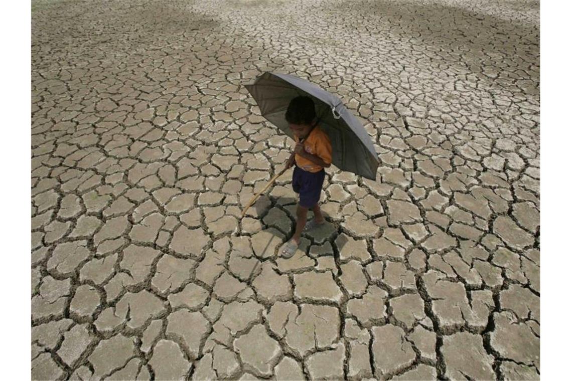 Flammender Appell aus Davos: Klimawandel als größtes Risiko Land ohne Wasser: Dürre in Indien. Foto: str/EPA