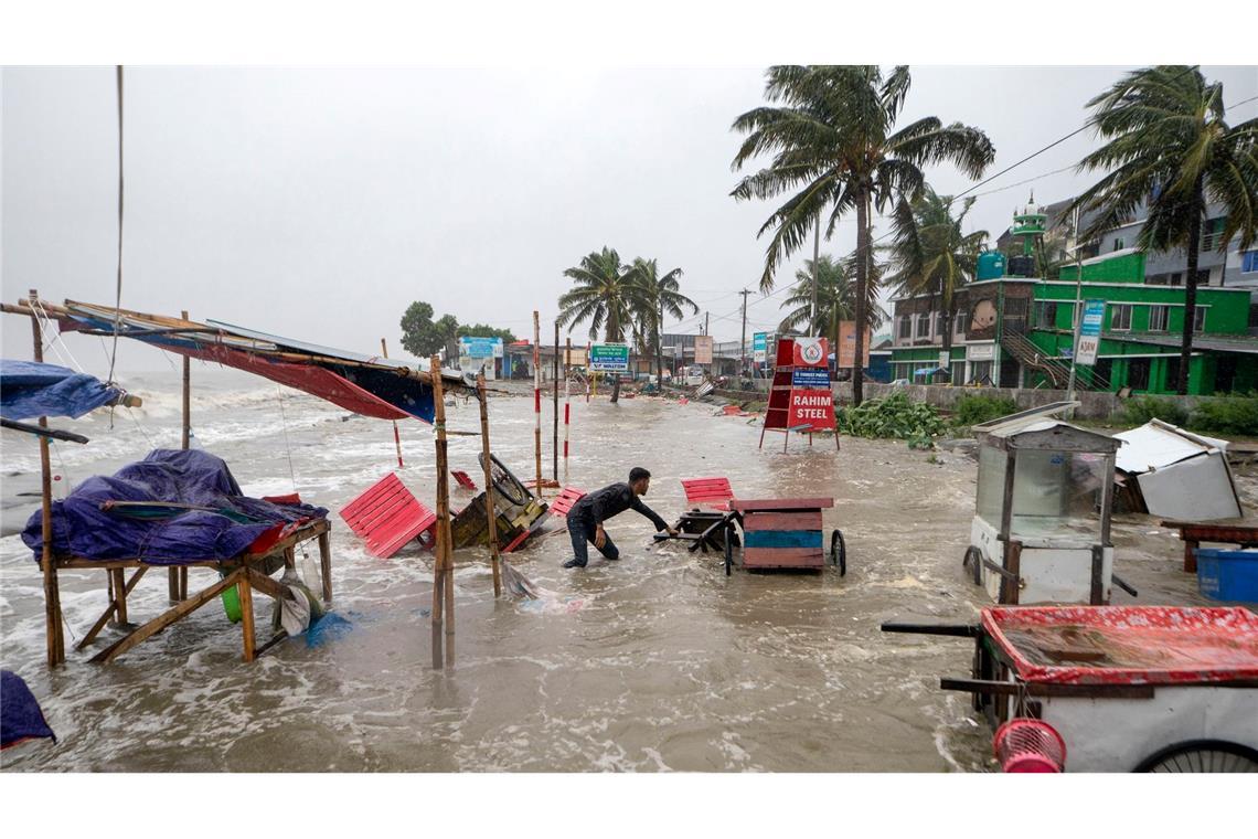 Land unter am Kuakata-Strand im Süden Bangladeschs. Dafür verantwortlich ist der herannahende Zyklon Remal, der nach Angaben des indischen Wetterdienstes am Abend an den Küsten des Landes eintreffen wird.
