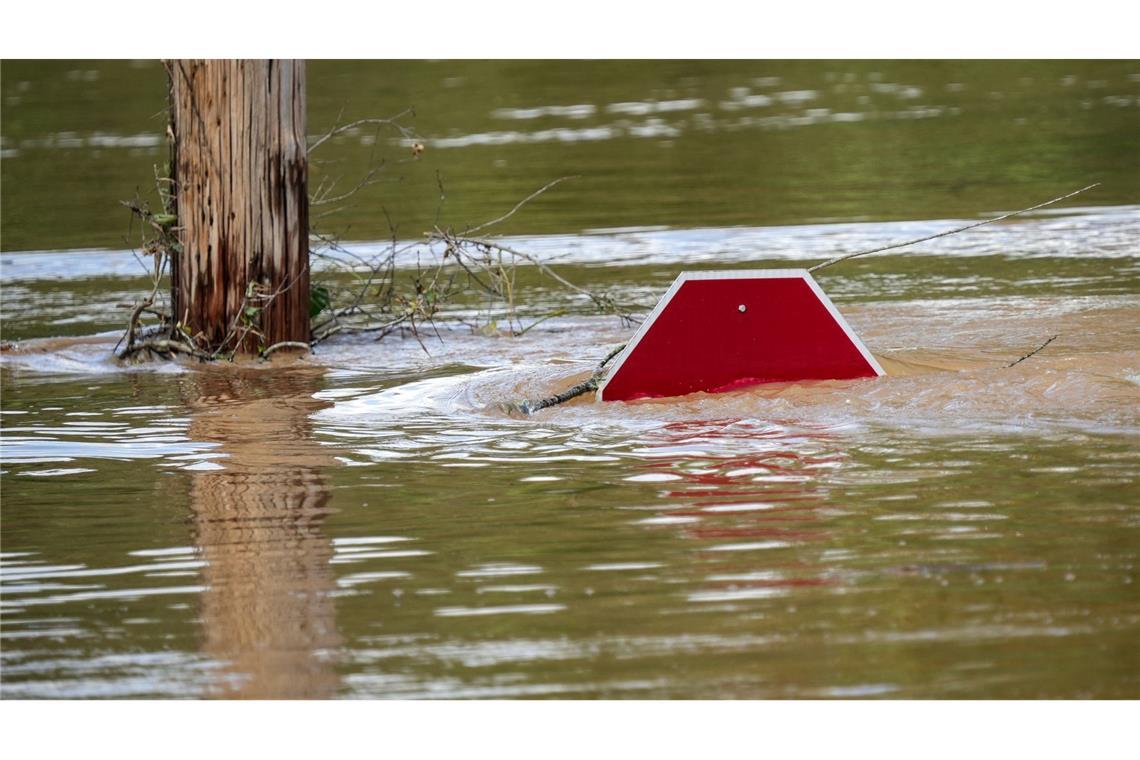 Land unter so hoch wie dieses Stoppschild in Morganton, North Carolina, USA. Der Hurrikan Helene brachte sintflutartige Regenfälle und hat zu Überschwemmungen in weiten Gebieten im Süden der USA geführt.