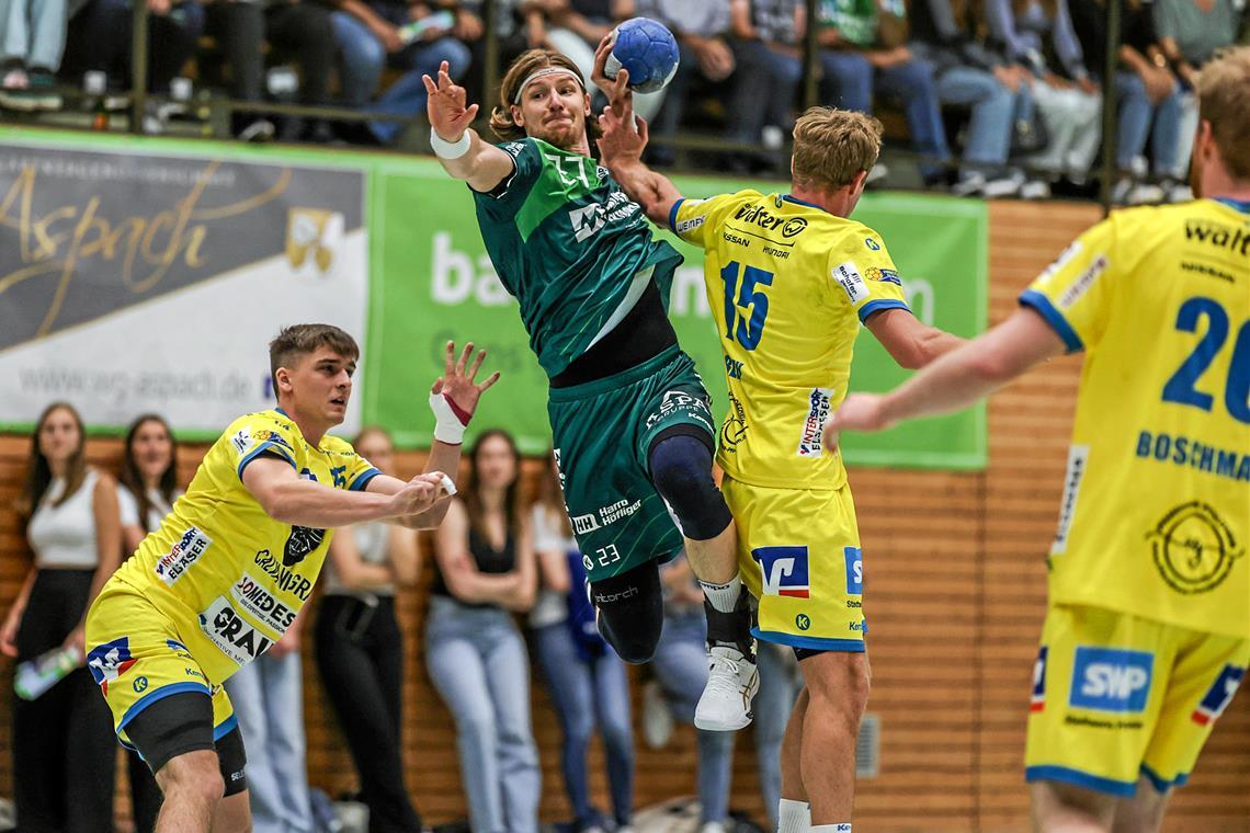 Landet den dritten Sieg in Folge: Jan Forstbauer. Der Routinier und der HCOB sind im Tabellenvorderfeld angekommen. Foto: Felix Koch