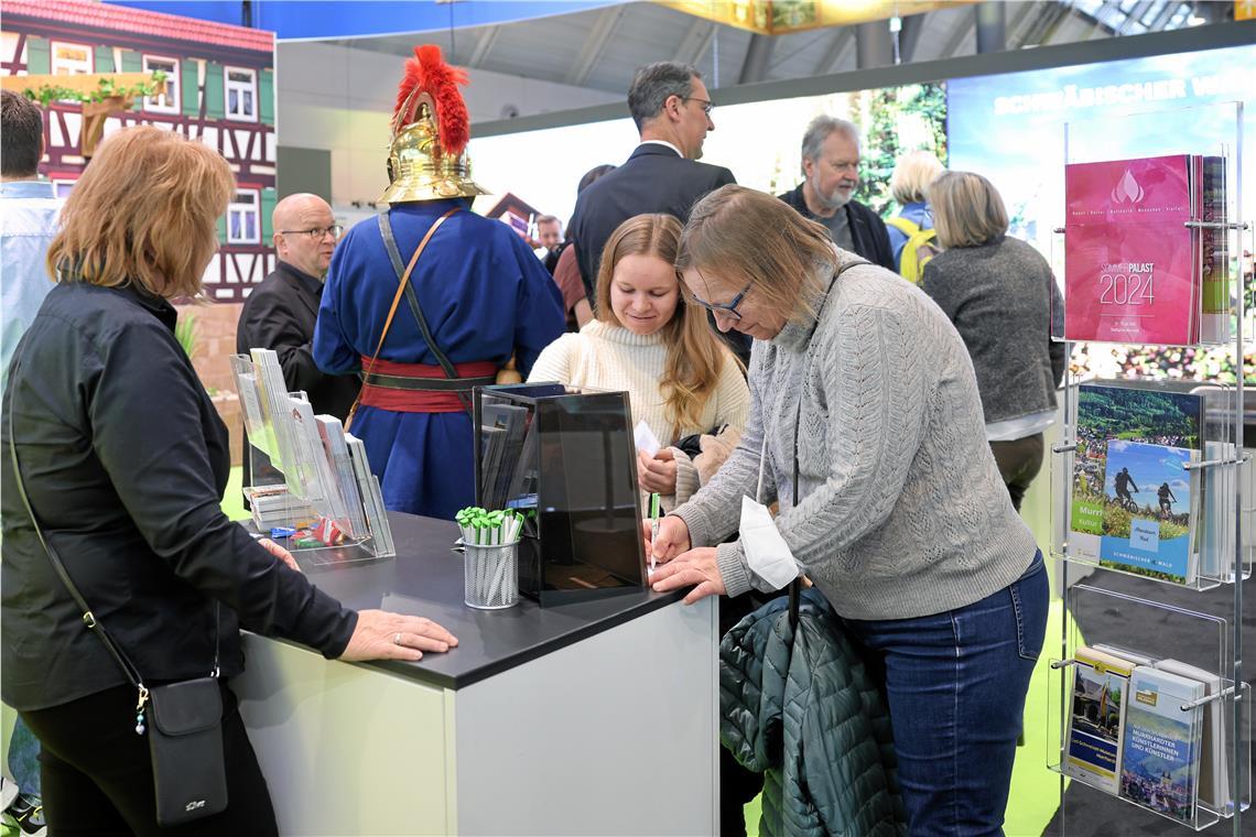 Landrat Richard Sigel (rechts neben dem Limescicerone) am Stand des Schwäbischen Wald Tourismus im Gespräch mit Jochen Becker und Barbara Schunter (hinten von links).