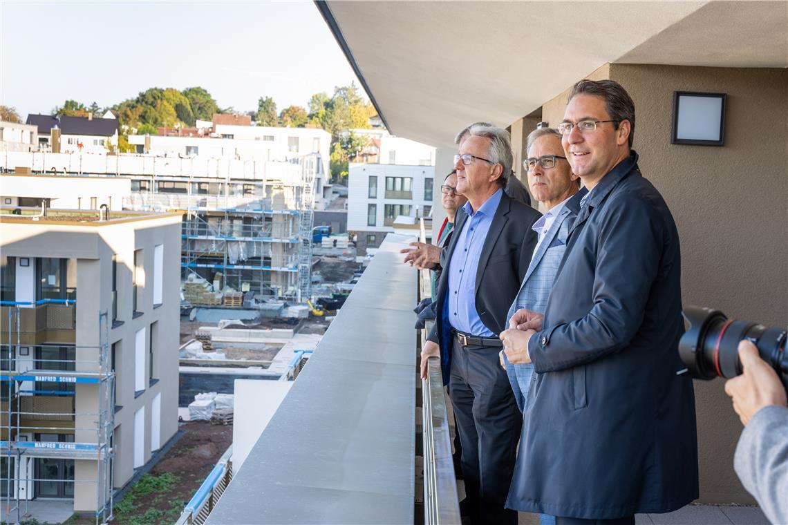 •Landrat Richard Sigel (rechts) und Dirk Braun (Zweiter von rechts), Geschäftsführer der Kreisbaugruppe - hier auf dem Klinikareal Waiblingen -, freuen sich über die Fertigstellen des Projekts Haus E in Winnenden. Symbolbild: Yevhen Yermishyn