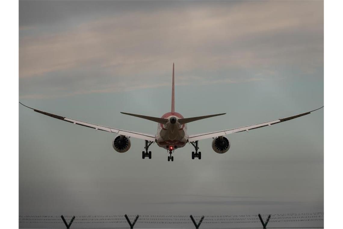 Erste Fälle der Omikron-Variante in Deutschland bestätigt Landung auf dem Flughafen Frankfurt. Ein Omikron-Verdachtsfall soll über den Frankfurter Flughafen eingereist sein. (Symbol). Foto: Sebastian Gollnow/dpa