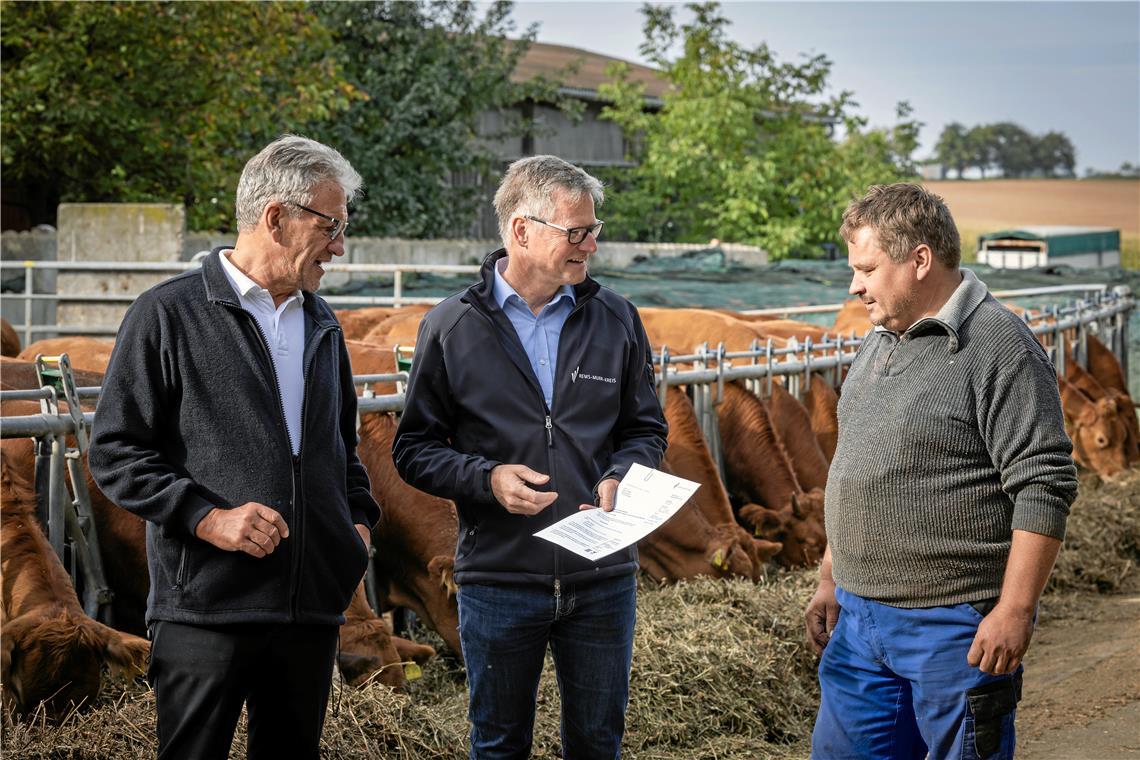 Landwirt Bernd Pfeiffer (rechts) und Metzger Werner Häfele (links) erhalten von Dezernent Gerd Holzwarth (Mitte) die Genehmigung zur hofnahen Schlachtung.