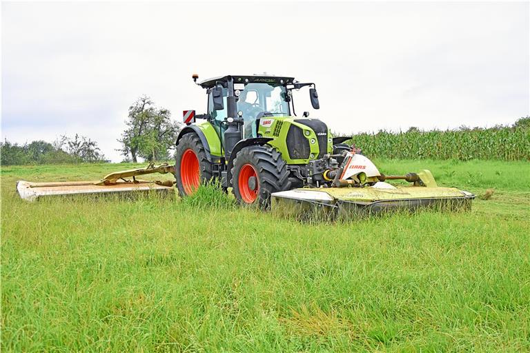 Landwirt Denis Schwaderer aus dem Stiftsgrundhof mäht eine seiner Wiesen. Beim Mais ist ebenfalls alles im grünen Bereich. Foto: Tobias Sellmaier