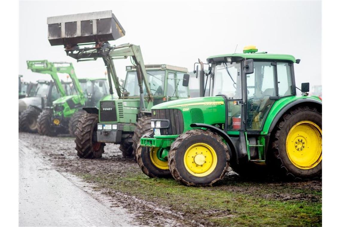 Reaktion auf Proteste: Lidl erhöht Schweinefleisch-Preis Landwirte blockierten mit ihren Traktoren die Zufahrt zum Zentrallager von Lidl. Foto: Hauke-Christian Dittrich/dpa/Archivbild