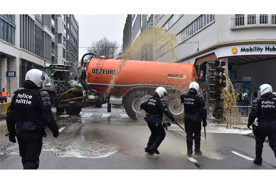 Landwirte sprühen Gülle auf die Straßen im Brüsseler Europaviertel.