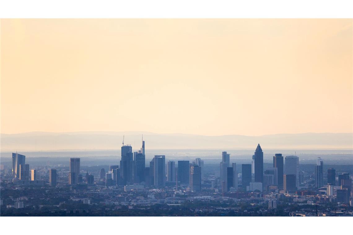 Langsam erwacht die Stadt mit dem Aufgang der Sonne: Die Skyline von Frankfurt am Main präsentiert sich am frühen Morgen.
