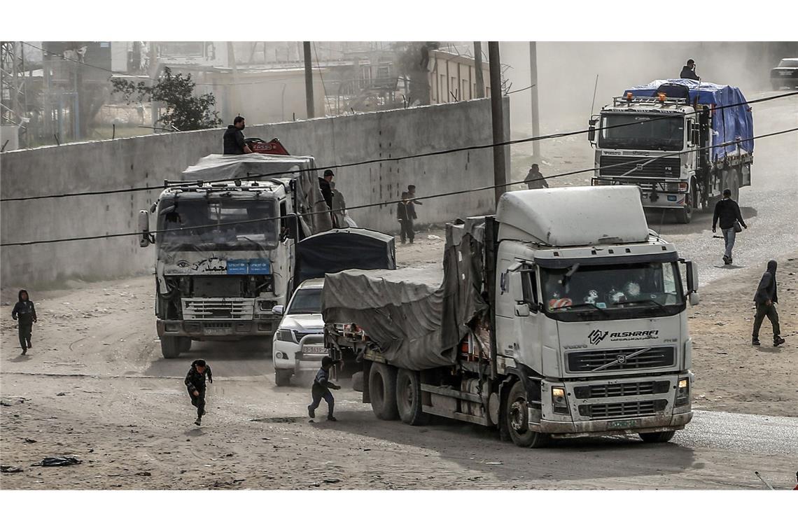 Lastwagen mit Hilfsgütern fahren über den Grenzübergang Kerem Schalom bei Rafah in den Gazastreifen ein (Archivbild).