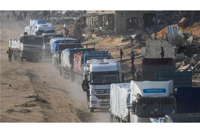 Lastwagen mit Hilfsgütern fahren von Ägypten in den Gazastreifen.