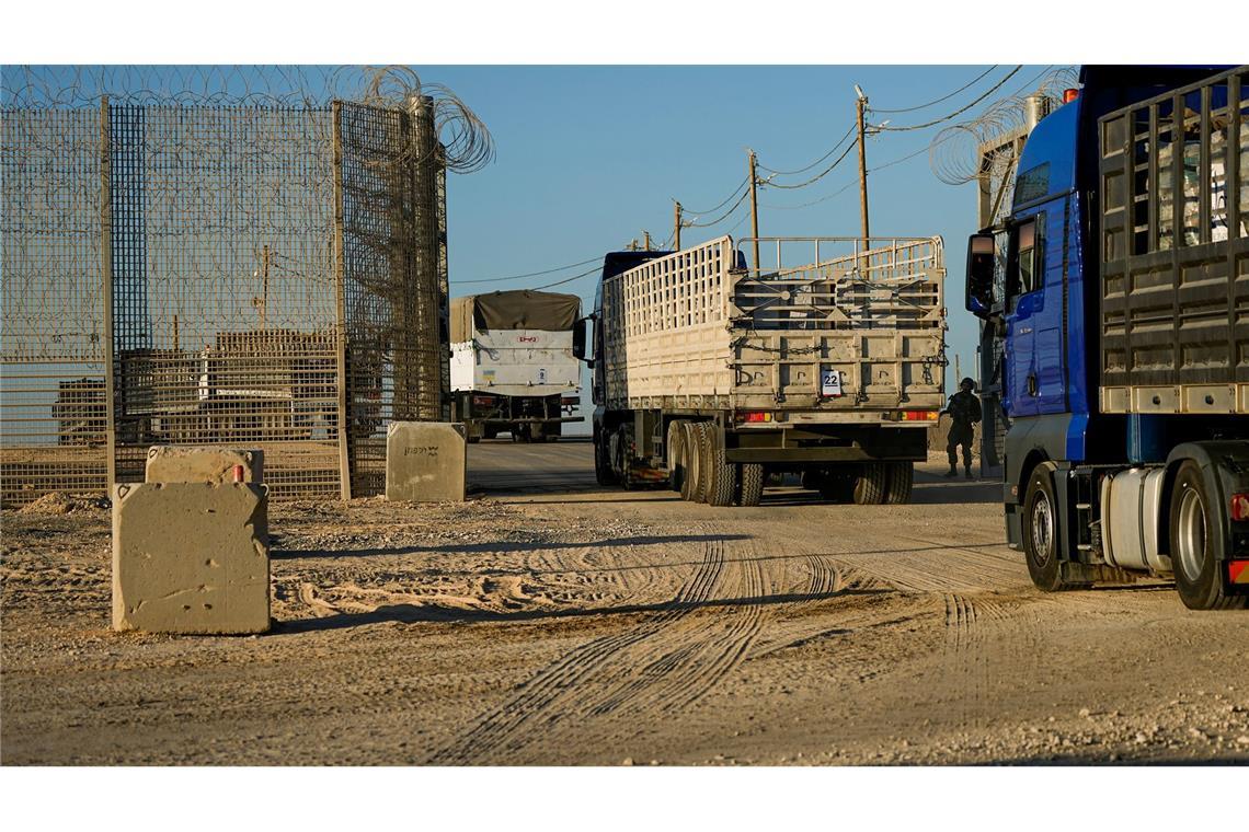 Lastwagen mit Hilfsgütern überqueren Grenzübergang in den Gazastreifen (Archivbild)