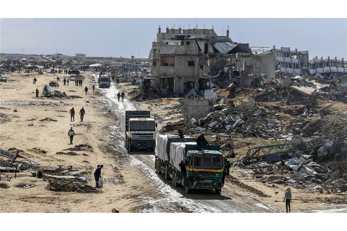 Lastwagen mit humanitärer Hilfe des Hilfswerks der Vereinten Nationen für Palästinaflüchtlinge im Nahen Osten (UNRWA) fahren  in den Gazastreifen ein (Archivbild).