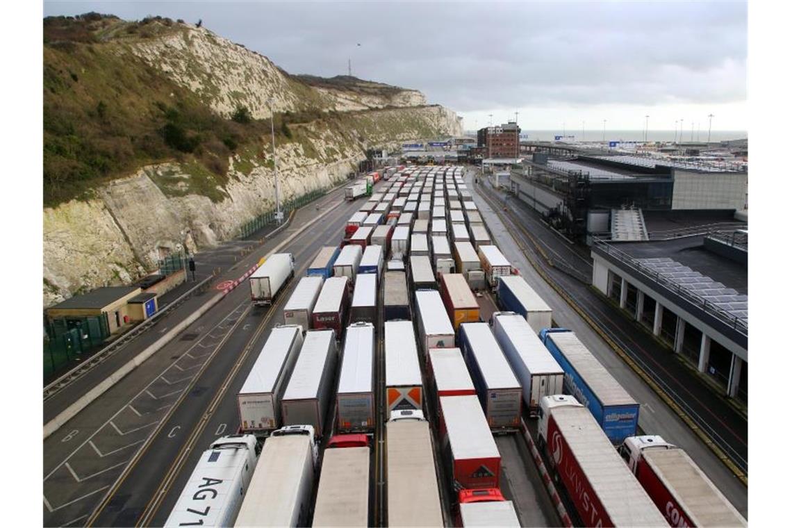 Brexit: Staus am Ärmelkanal schon vor Übergangs-Ende Lastwagen stehen Schlange, um in den Hafen von Dover in Kent einzufahren. An den britischen Häfen stauen sich seit Wochen die Container. Foto: Gareth Fuller/PA Wire/dpa