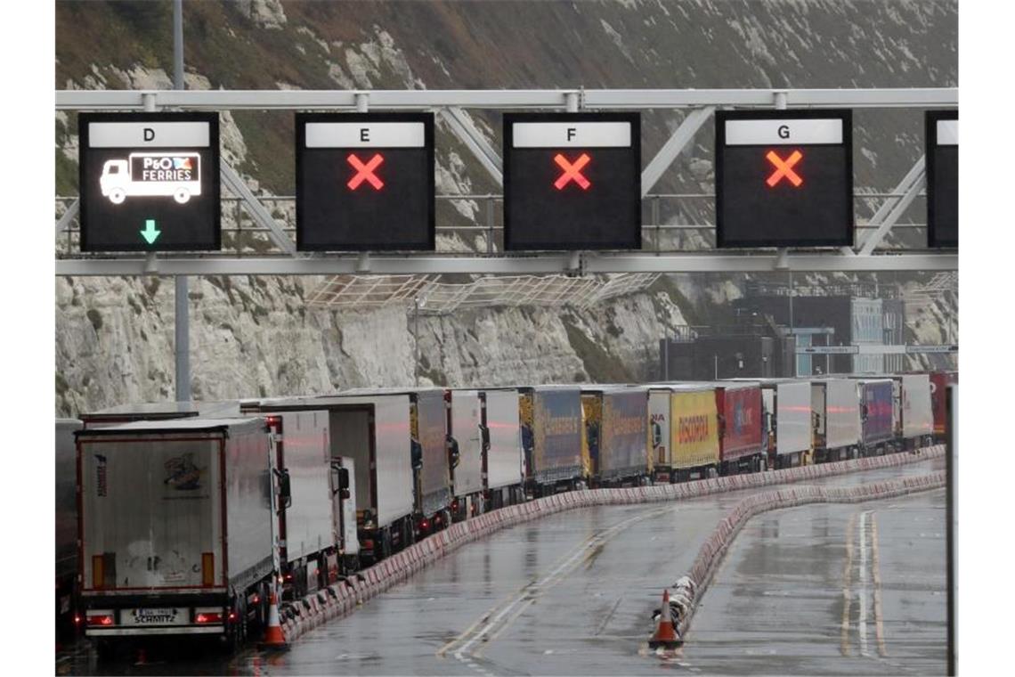 Firmen erwarten mehr Probleme durch Brexit als Covid-19 Lastwagen stehen Schlange vor dem Check-in des Terminals am Hafen von Dover in Großbritannien (Archiv). Foto: Garethfuller/PA/dpa/Symbolbild