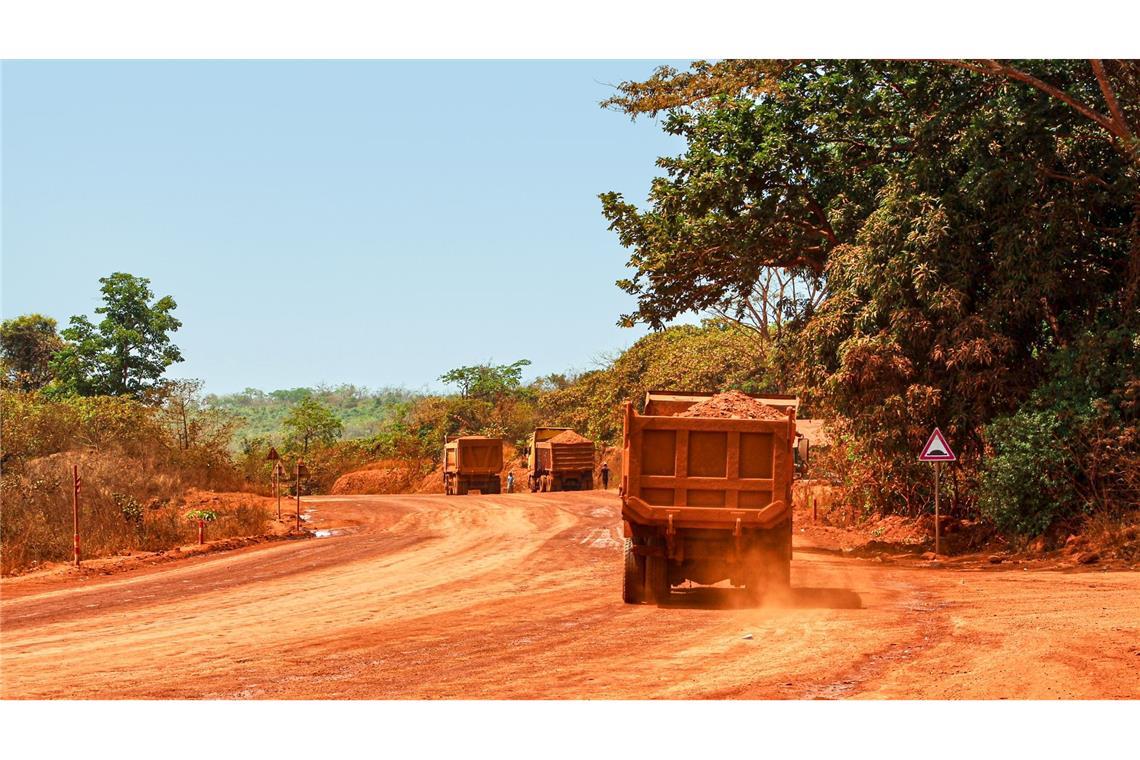 Lastwagen transportieren Bauxit entlang einer Bergbau-Transportstraße. Laut einer Studie werden mehr als ein Drittel der Menschenaffenpopulation in Afrika durch Bergbau gefährdet.