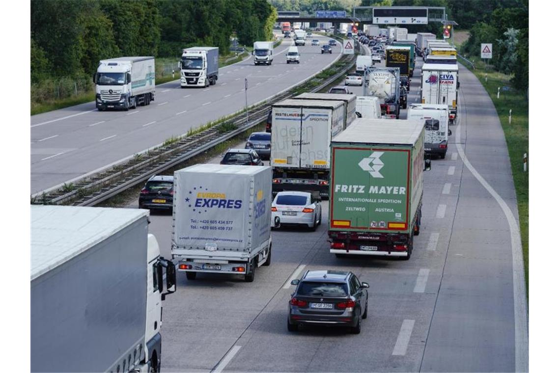 Lastwagen und Autos stehen auf der Autobahn 6 vor dem Autobahnkreuz Walldorf in Richtung Heilbronn im Stau. Foto: Uwe Anspach/dpa/Symbolbild