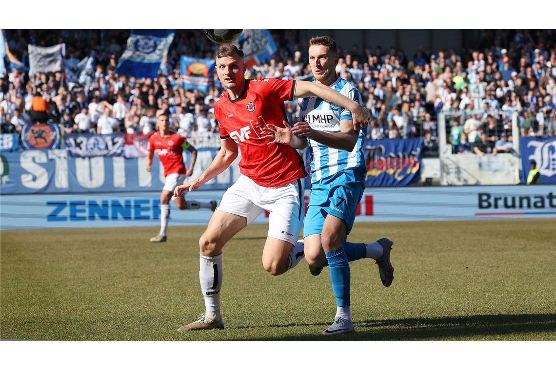 Laufduell zwischen Göppingens Verteidiger Levin Steinbrenner und Meris Skenderovic (re.)