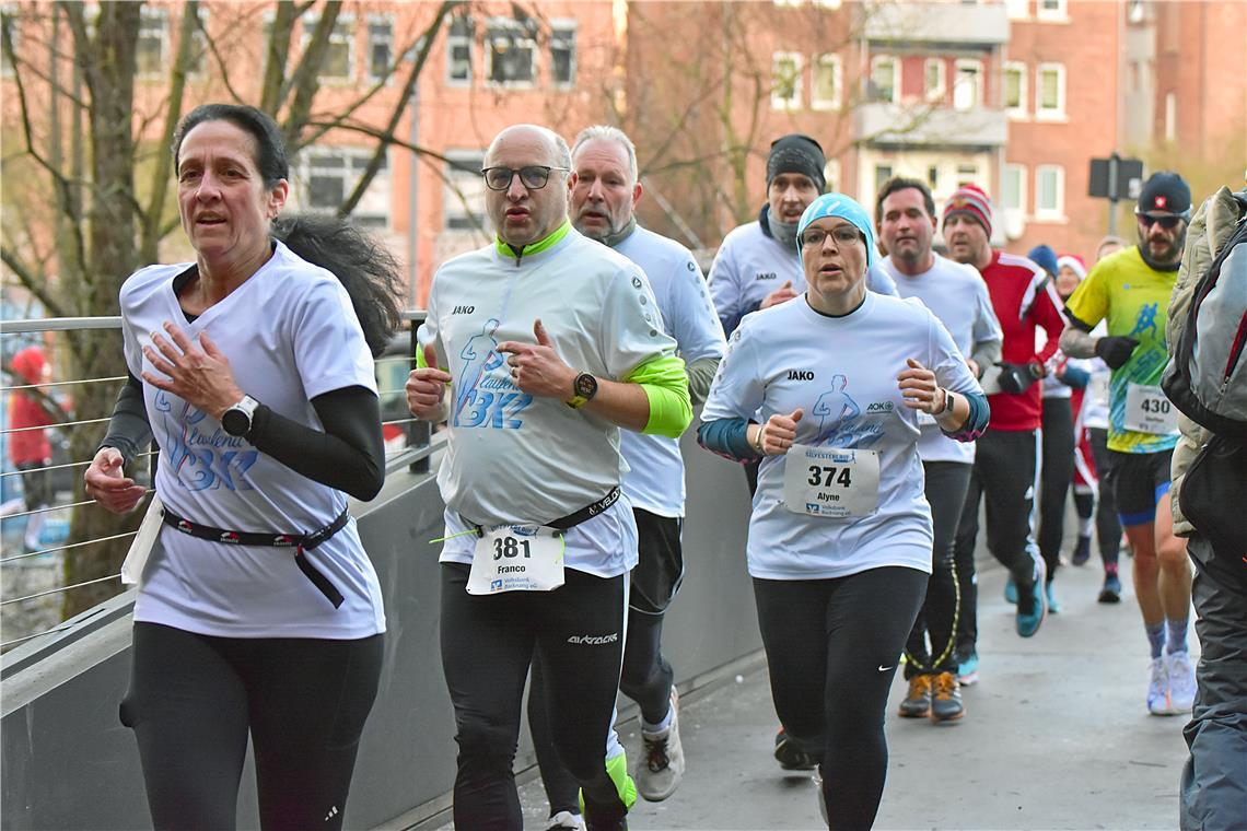 Laufend BKZ Läuferinnen und Läufer auf der Brücke. Silvesterlauf 2024 in Backnan...