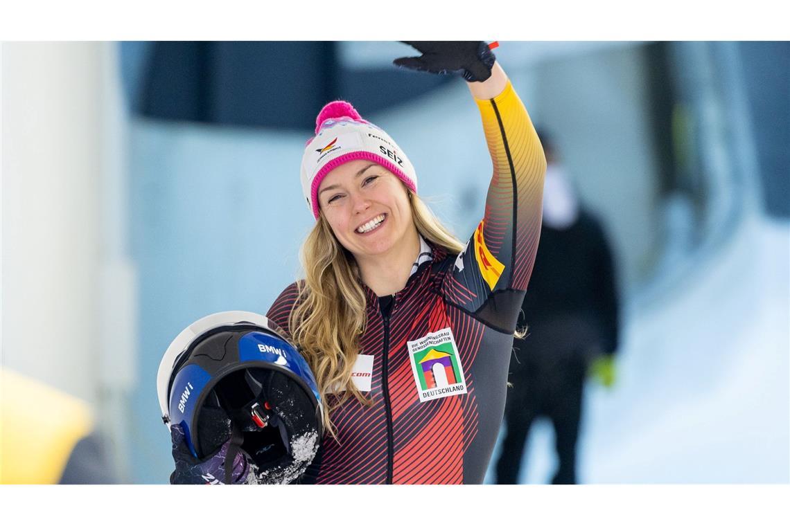 Laura Nolte freut sich bei der Monobob-WM in Lake Placid über Silber.