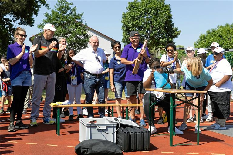 Laura Simo vom Kreisjugendring, Schulleiter Jochen Nossek, Lebenshilfe-Vorsitzender Michael Balzer und TSG-Vorstandsmitglied Claudia Krimmer (von links) waren begeistert, was sie beim Sporttag der Gemeinschaftsschule in der Taus erlebten. Selbst Biathlon war im Angebot. Alle betonen aber auch, dass sich in Sachen Inklusion noch mehr tun muss. Foto: Alexander Becher