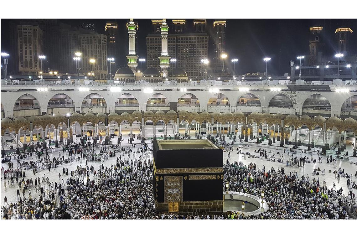 Laut Daten von MSN Money ist die al-Haram Moschee (Masjid al-Haram) im saudi-arabischen Mekka das mit Abstand teuerste Gebäude der Welt. Die Kosten des Baus sollen knapp 100 Milliarden Euro betragen haben. Das Gotteshaus in der heiligen Stadt des Islams ist jedes Jahr Ziel von Millionen von Pilgern.