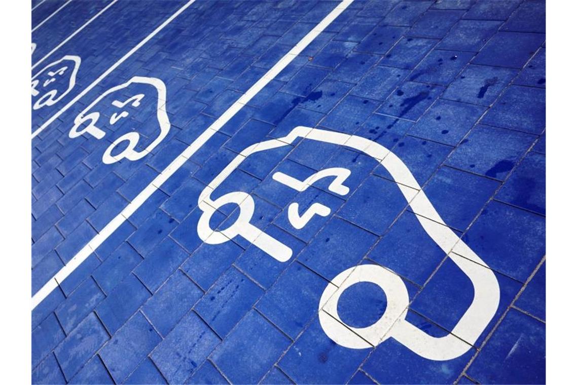 Autobranche sieht Hochlauf der Elektromobilität gefährdet Laut des Verbands der Automobilindustrie hängt Deutschland beim Ausbau der Ladeinfrastruktur für die E-Autos extrem hinterher. Foto: Bernd Thissen/dpa