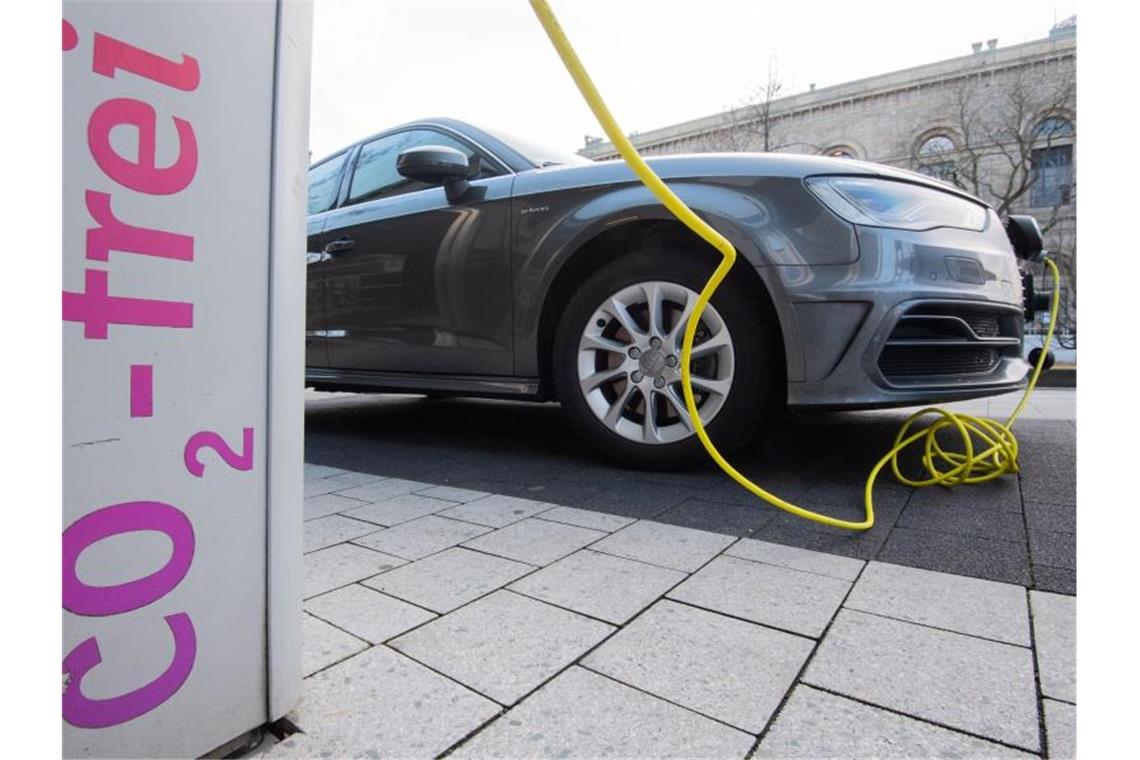 Klare Preisangaben an Ladesäulen gefordert Laut einer Studie könnten im Jahr 2030 weltweit erstmals mehr E-Autos als Verbrenner verkauft werden. Foto: Julian Stratenschulte/dpa