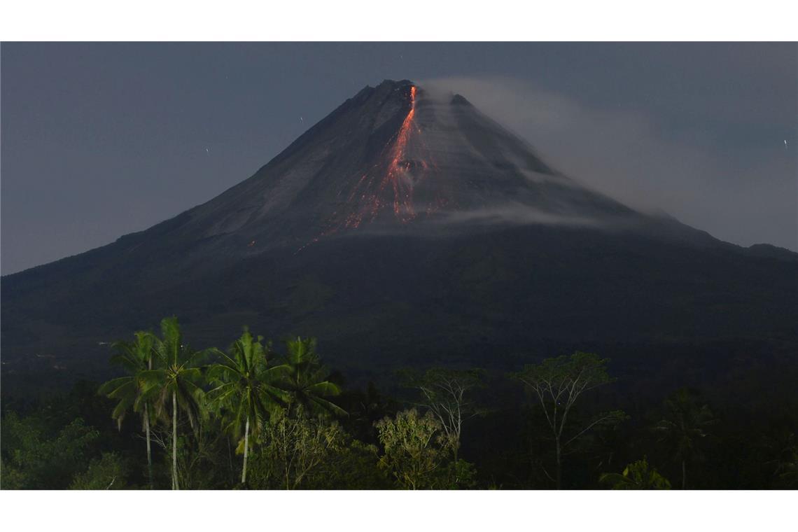 Lava strömt die Berghänge hinab am Mount Merapi.