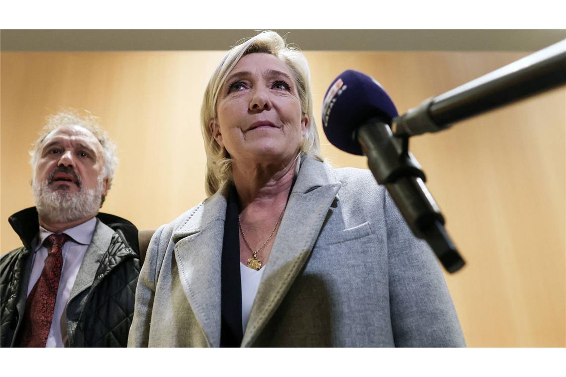 Le Pen mit ihrem Anwalt beim Prozessauftakt.