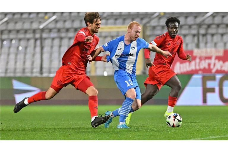 Leander Vochatzer (Mi.) im Dress des FV Illertissen gegen den FC Bayern München II.         
Foto: imago/Vogler