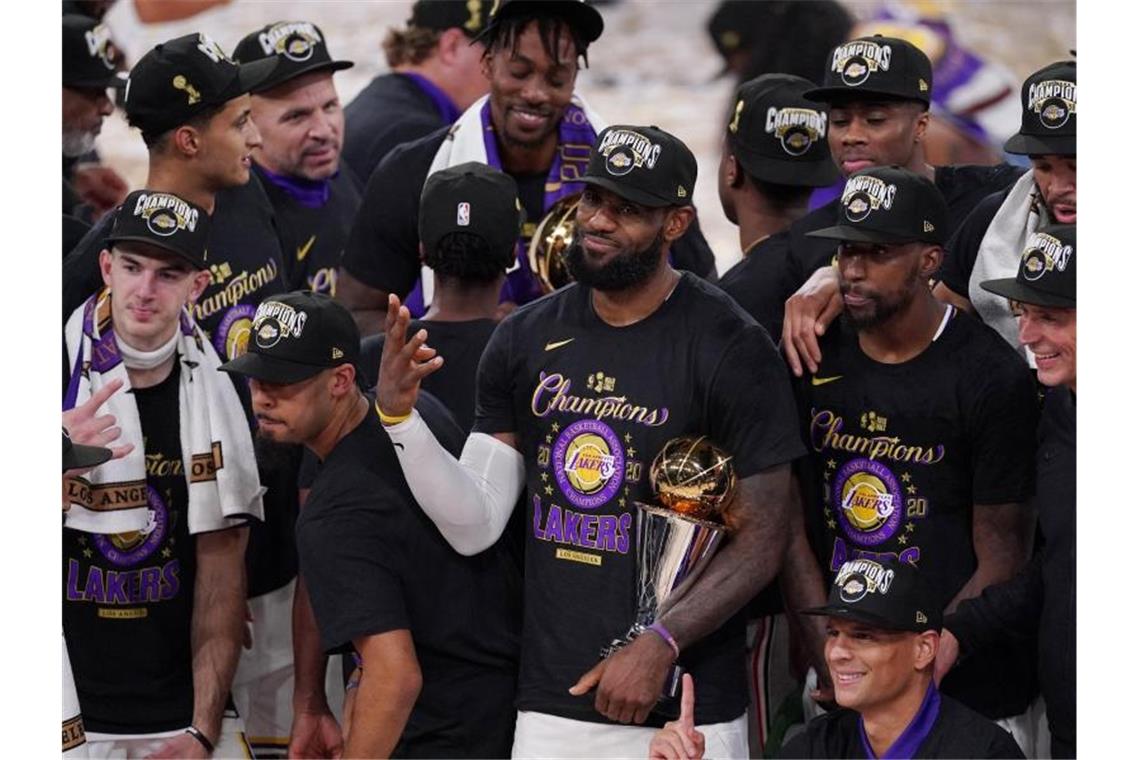 LeBron James (M) feiert mit den Los Angeles Lakers den NBA-Titel. Foto: Mark J. Terrill/AP/dpa