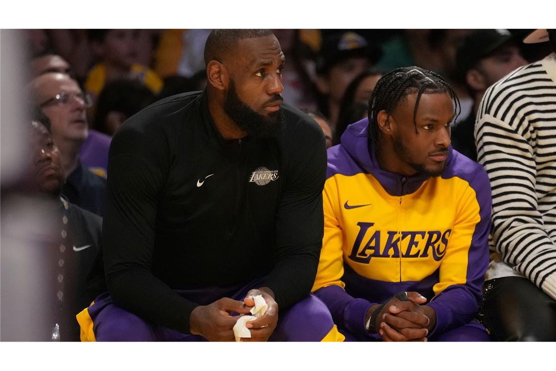 LeBron James und Bronny James wurden zusammen eingewechselt.