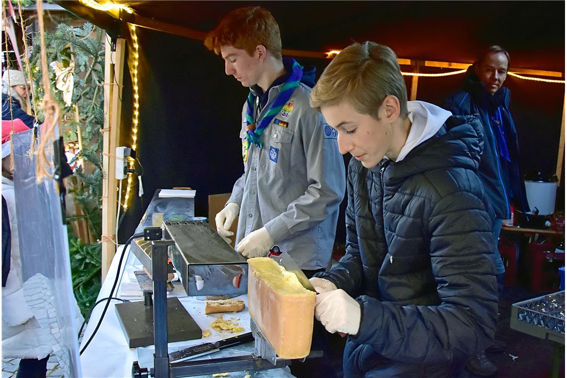 Leckeres Schweizer Raclette (Baguette mit Käse) wird beim Verband der Christlich...