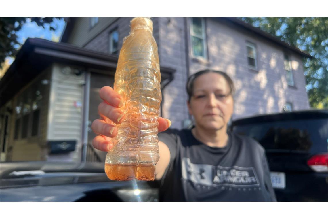 LeeAnne Walters Wasserprobe auf dem Flint River.