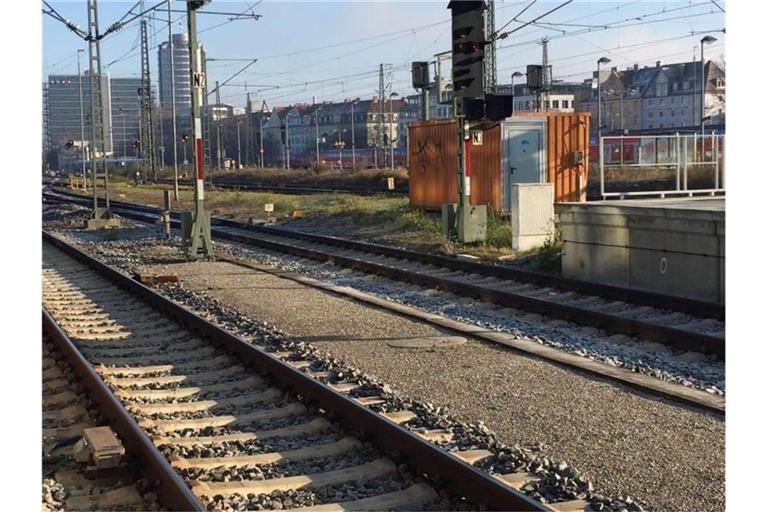 Leere Gleise eines Bahnhofs. Foto: Marco Krefting/dpa/Archivbild