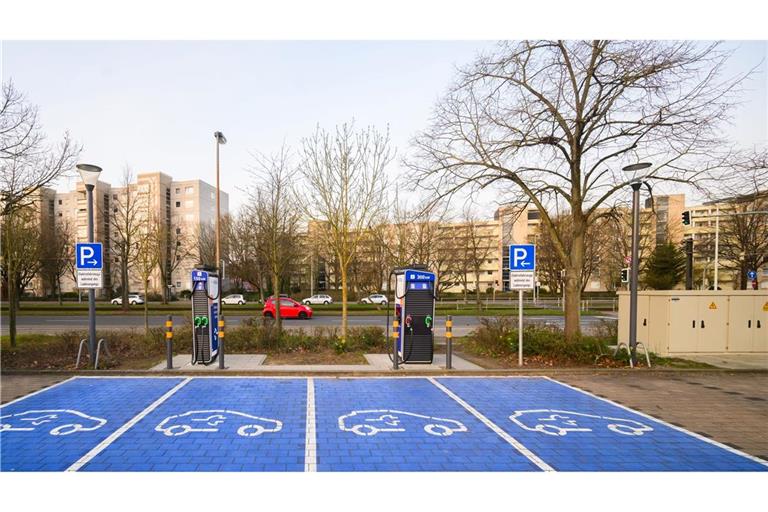 Leere Parkplätze  für Elektroautos