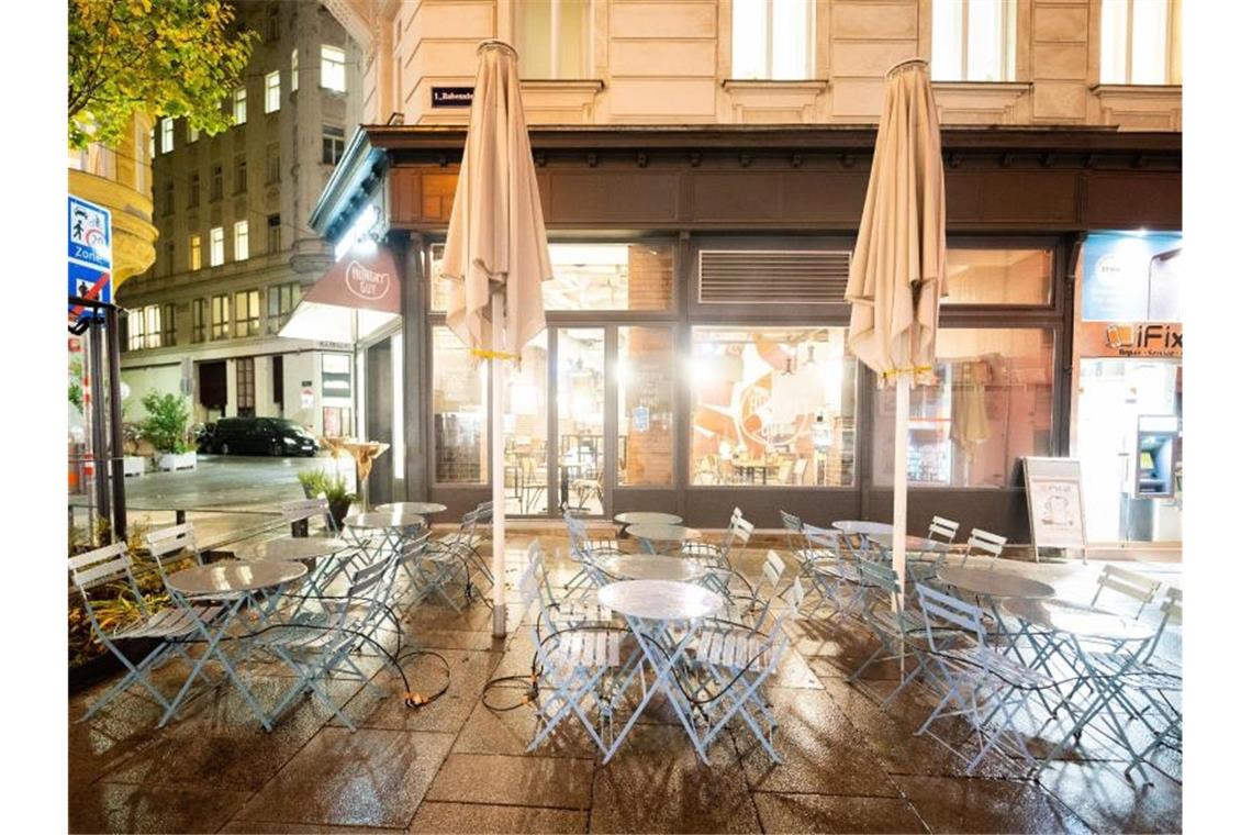 Handel zu, Schulen auf - Österreichs Kurs durch den Lockdown Leergefegt: Ein Restaurant in Wien. Foto: Georg Hochmuth/APA/dpa