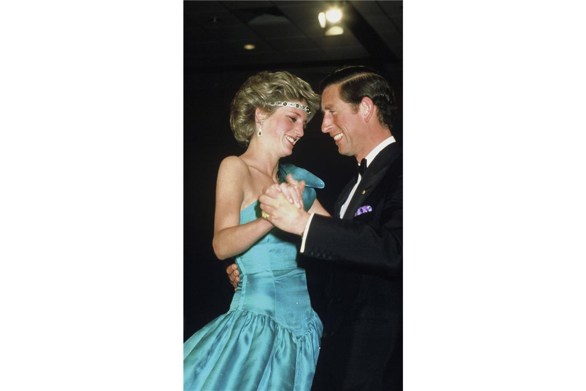 Legendärer Besuch in Australien: Bei einem Ball in Melbourne trägt Prinzessin Diana ein juwelenbesetztes Collier auf der Stirn.