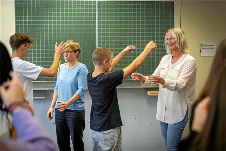 Lehrerin Lisa Jäger und Rektorin Simone Klitzing (rechts) spielen mit den Schülerinnen und Schülern ein Reaktionsspiel. Foto: Alexander Becher 