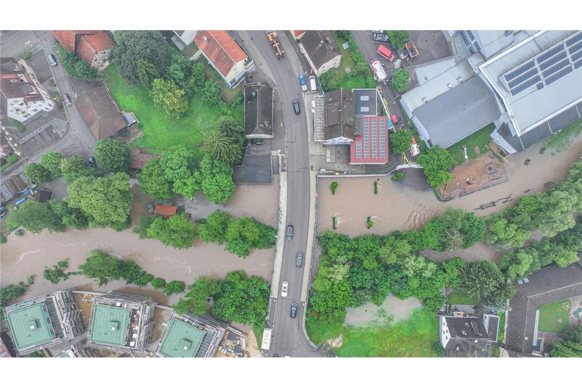 Leinzell in Baden-Württemberg aus der Vogelperspektive: der Fluss Lein ist über die Ufer getreten und hat Überschwemmungen verursacht.