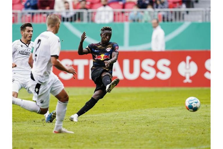 Leipzigs Amadou Haidara schiesst das Tor zum 0:2. Foto: Uwe Anspach/dpa