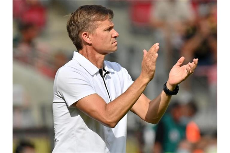 Leipzigs Cheftrainer Jesse Marsch applaudiert. Foto: Torsten Silz/dpa