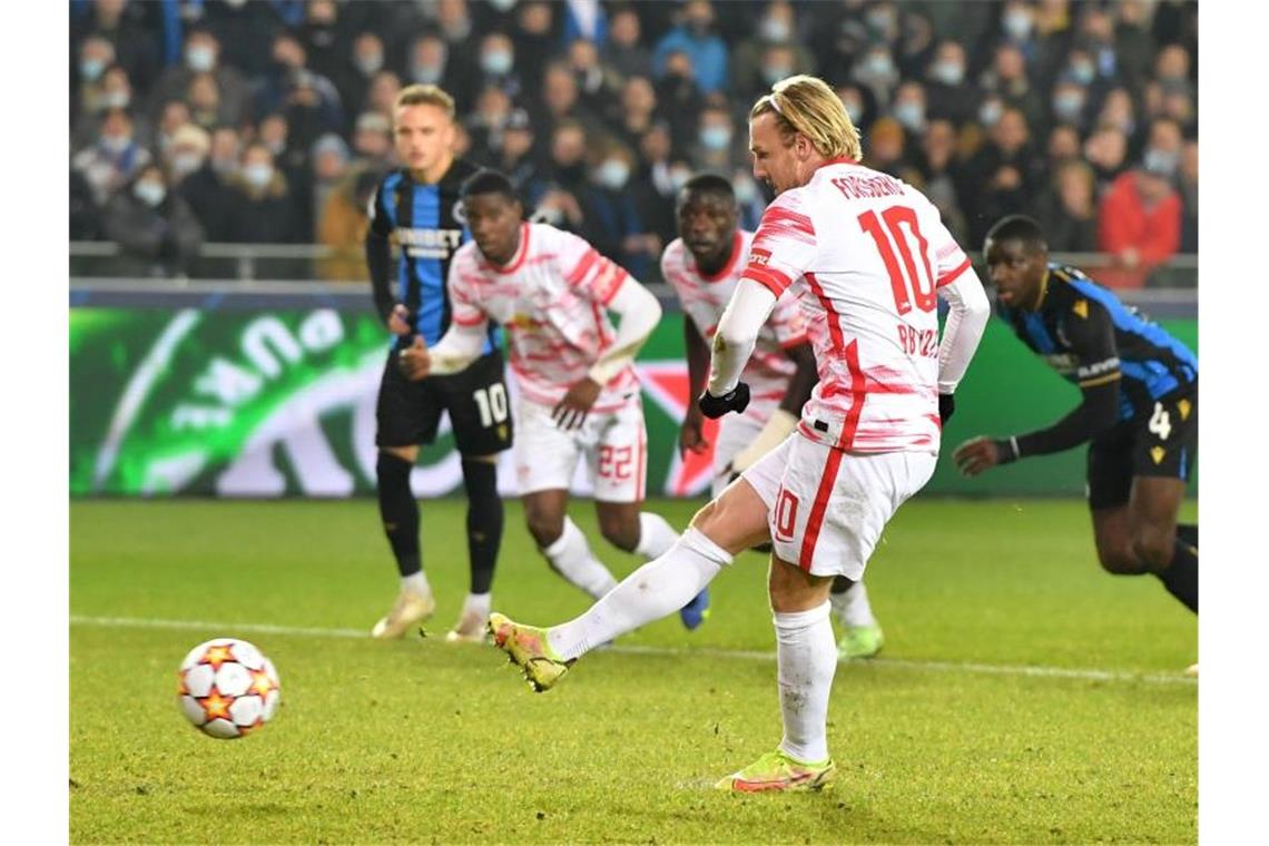 Starke Leipziger Notelf wahrt Chance auf Europa League Leipzigs Emil Forsberg verwandelt einen geschenkten Elfmeter zum 2:0 gegen den FC Brügge. Foto: Bernd Thissen/dpa