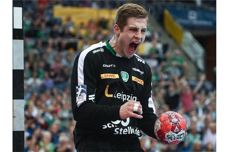 Leipzigs Torhüter Joel Birlehm jubelt nach einem gehalteten Ball. Foto: Hendrik Schmidt/dpa-Zentralbild/dpa