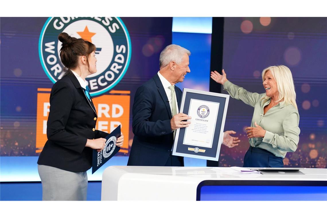 Lena Kuhlmann von Guinness World Records überreicht Peter Kloeppel und Ulrike von der Groeben die Auszeichnung als "Longest Serving National News Anchor Duo". Seit dem 6. April 1992 haben Kloeppel und von der Groeben insgesamt 4.580 Sendungen gemeinsam moderiert.