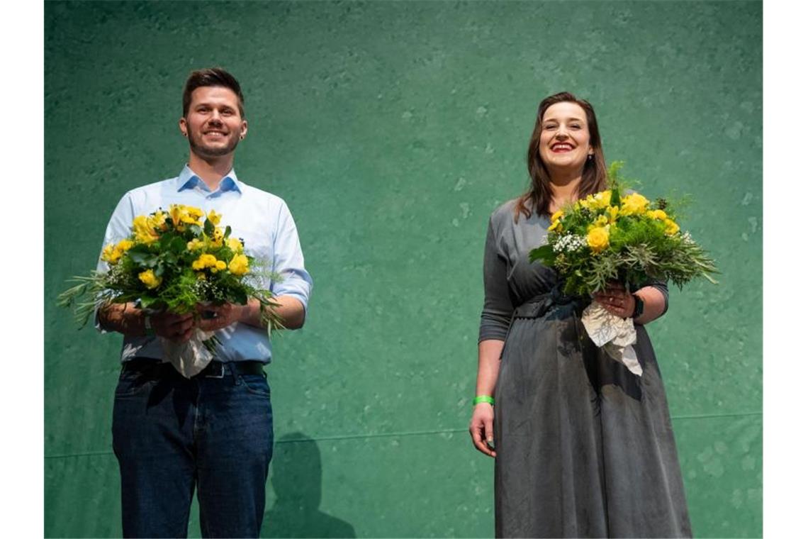 Lena Schwelling und Pascal Haggenmüller stehen nach ihrer Wahl zum Landesvorsitz auf der Bühne. Foto: Marijan Murat/dpa