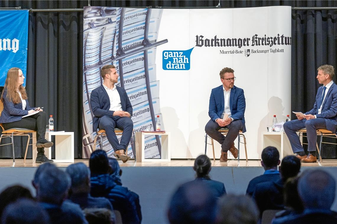 Lena Weller (von links nach rechts), Daniel Bogner und Daniel Gutmann stellten sich den Fragen von Redaktionsleiter Kornelius Fritz. Foto: A. Becher